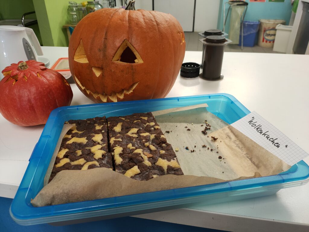 Wölkchenkuchen vor geschnitztem Helloweenkürbis